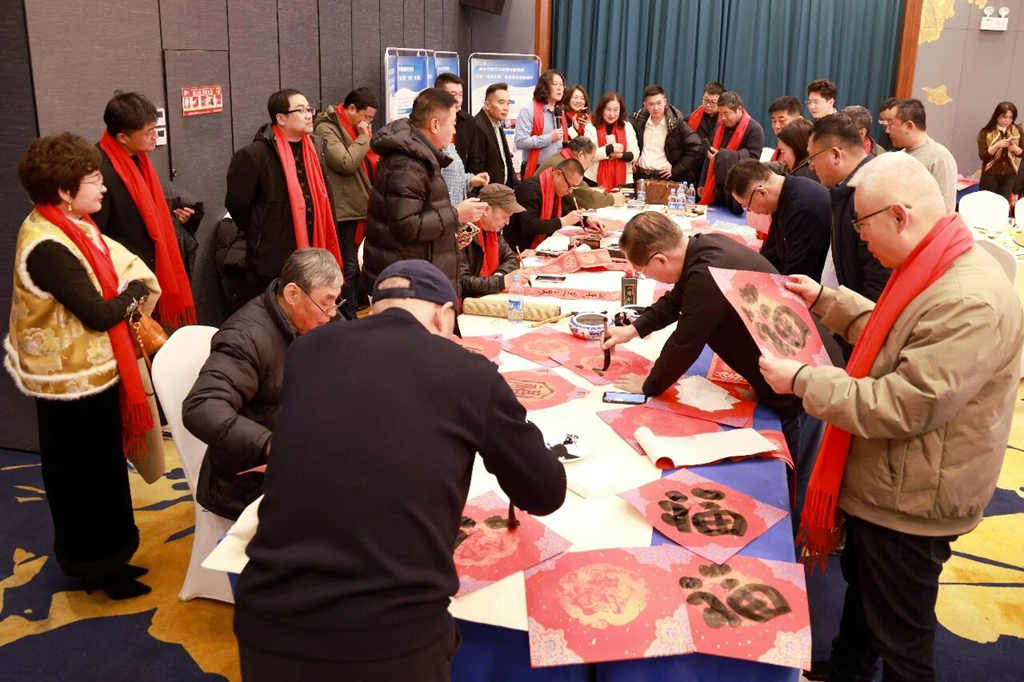 烟台市文艺评论家协会走进芝罘区向阳街道商会送“福”贺新春